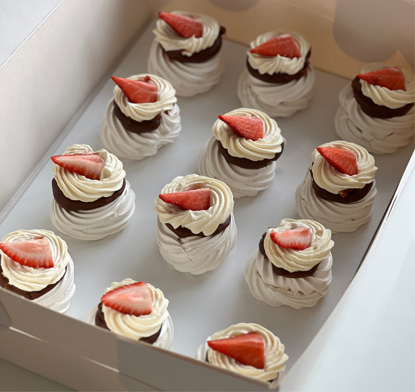Box pavlovas x12